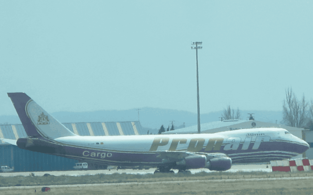 Boeing 747-200F con matrícula ilegible abandonado en el Aeropuerto de Manises, Valencia; parte de la flota de la antigua compañía de carga Pronair. Pddría ser tanto el EC-KMR como